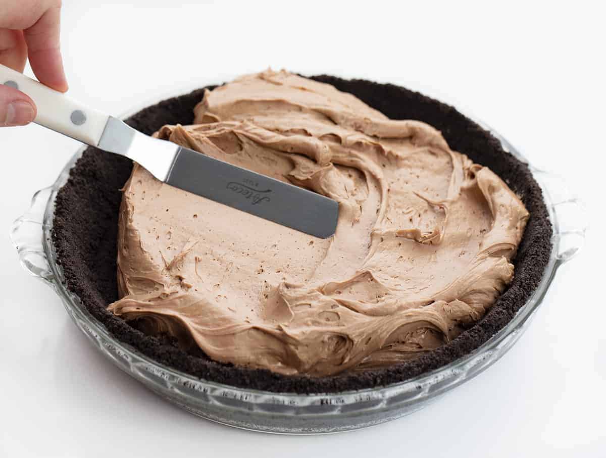 Baileys Chocolate Cream Pie is an adult dessert made with an Oreo cookie crust that is filled with a chocolate cheesecake flavored with Baileys Irish Cream. Baileys Pie Recipes, Baileys Chocolate Cream Pie, Chocolate Pie, No Bake Dessert, Oreo Pie Crust, Pie Recipes, Dessert, i am baker, iambaker, chocolate Spreading Cream Filling in Bailey's Chocolate Cream Pie