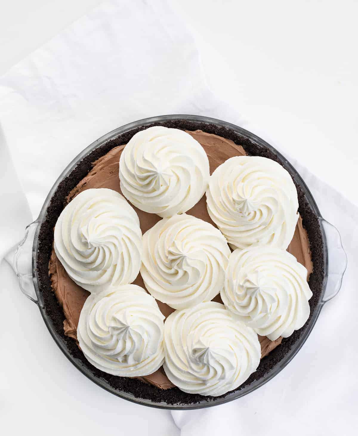 Baileys Chocolate Cream Pie is an adult dessert made with an Oreo cookie crust that is filled with a chocolate cheesecake flavored with Baileys Irish Cream. Baileys Pie Recipes, Baileys Chocolate Cream Pie, Chocolate Pie, No Bake Dessert, Oreo Pie Crust, Pie Recipes, Dessert, i am baker, iambaker, chocolate Overhead of Bailey's Chocolate Cream Pie