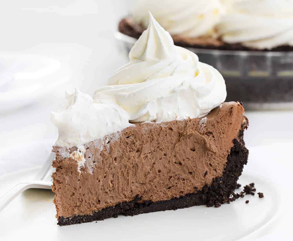 Baileys Chocolate Cream Pie is an adult dessert made with an Oreo cookie crust that is filled with a chocolate cheesecake flavored with Baileys Irish Cream. Baileys Pie Recipes, Baileys Chocolate Cream Pie, Chocolate Pie, No Bake Dessert, Oreo Pie Crust, Pie Recipes, Dessert, i am baker, iambaker, chocolate Slice of Bailey's Chocolate Cream Pie