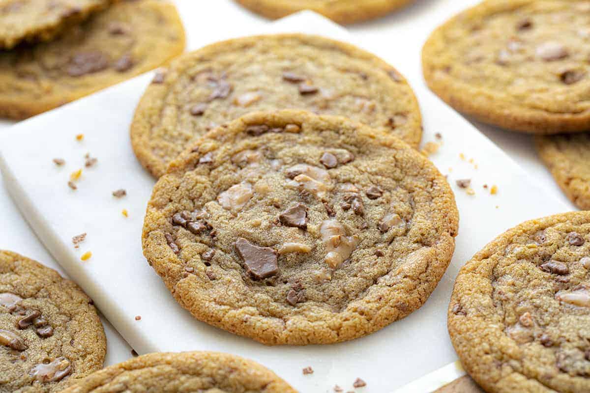 Browned Butter Toffee Cookies are chewy cookies with crispy edges that are made with browned butter and loaded with Heath Milk Chocolate and English Toffee bits. Cookies, Brown Butter Cookies, Cookie Recipes, Toffee Cookies, Dessert, Baking, i am baker, iambaker Brown Butter Toffee Cookies Recipe
