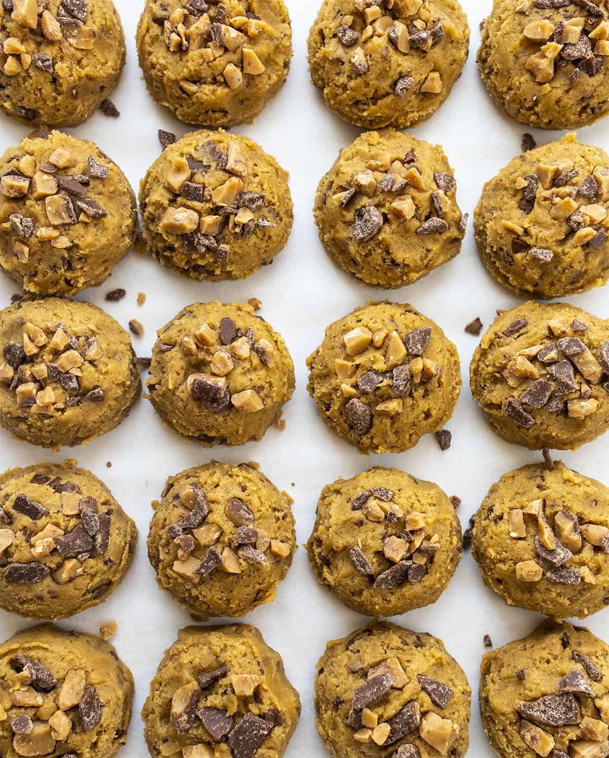 Browned Butter Toffee Cookies are chewy cookies with crispy edges that are made with browned butter and loaded with Heath Milk Chocolate and English Toffee bits. Cookies, Brown Butter Cookies, Cookie Recipes, Toffee Cookies, Dessert, Baking, i am baker, iambaker Raw Dough for Brown Butter Toffee Cookies Recipe