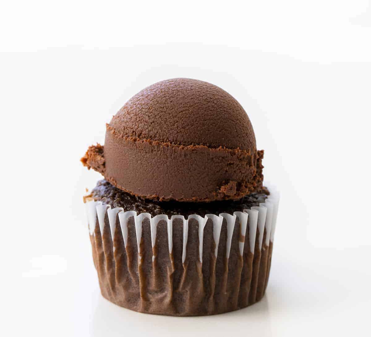 Chocolate Ganache made with Butter is semi-sweet chocolate melted with butter to create a rich and shiny chocolatey topping, glaze, icing, or filling. 2 ingredient ganache, two ingredient ganache, butter chocolate ganache, butter ganache, chocolate ganache, easy chocolate ganache, how to make ganache, the best butter ganache recipes, desserts, baking, chocolate, easter, new years eve, christmas ganache, i am baker, iambaker Chilled Ganache on a Cupcake