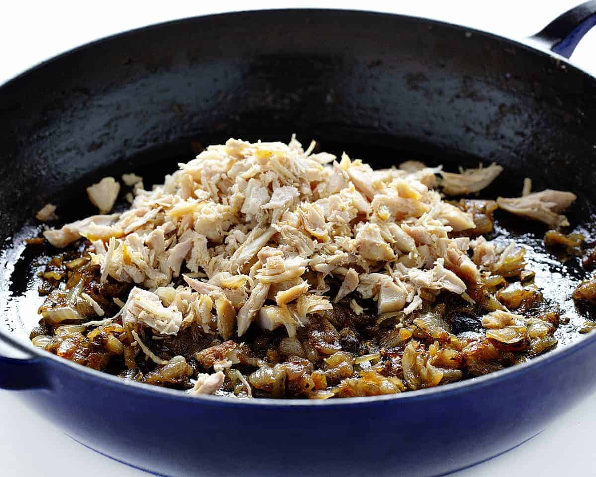 French Onion Chicken Macaroni and Cheese gives you all the flavor of your favorite french onion soup with loads of chicken and cheesy noodles to fill you up! french onion chicken macaroni and cheese, dinner recipes, iambaker, french onion, french onion macaroni and cheese, macaroni and cheese Caramelized Onions and Chicken for French Onion Macaroni and Cheese