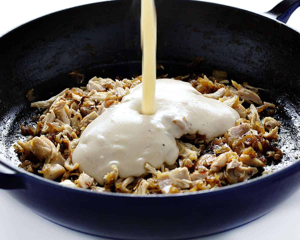 French Onion Chicken Macaroni and Cheese gives you all the flavor of your favorite french onion soup with loads of chicken and cheesy noodles to fill you up! french onion chicken macaroni and cheese, dinner recipes, iambaker, french onion, french onion macaroni and cheese, macaroni and cheese Adding Cheese to French Onion Chicken Macaroni and Cheese