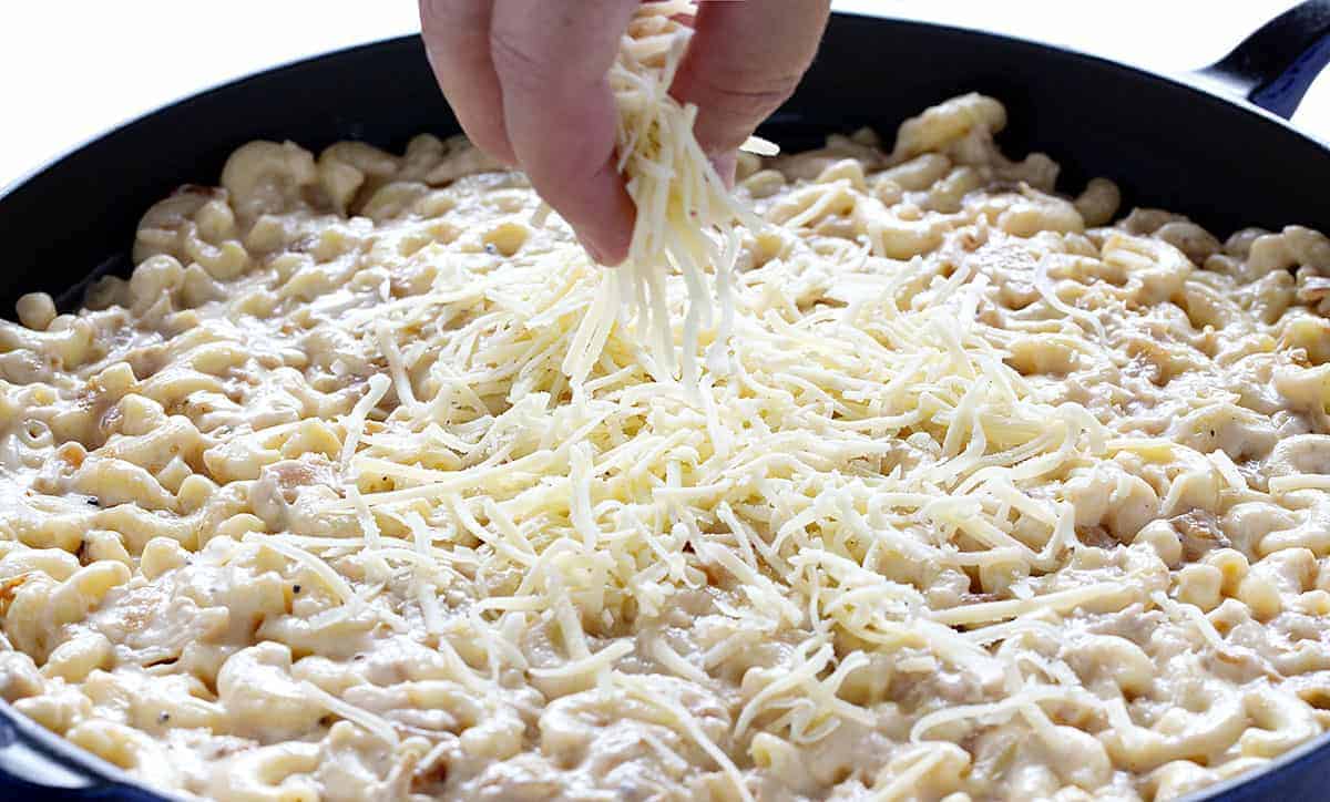 French Onion Chicken Macaroni and Cheese gives you all the flavor of your favorite french onion soup with loads of chicken and cheesy noodles to fill you up! french onion chicken macaroni and cheese, dinner recipes, iambaker, french onion, french onion macaroni and cheese, macaroni and cheese Adding Cheese to French Onion Chicken Macaroni and Cheese