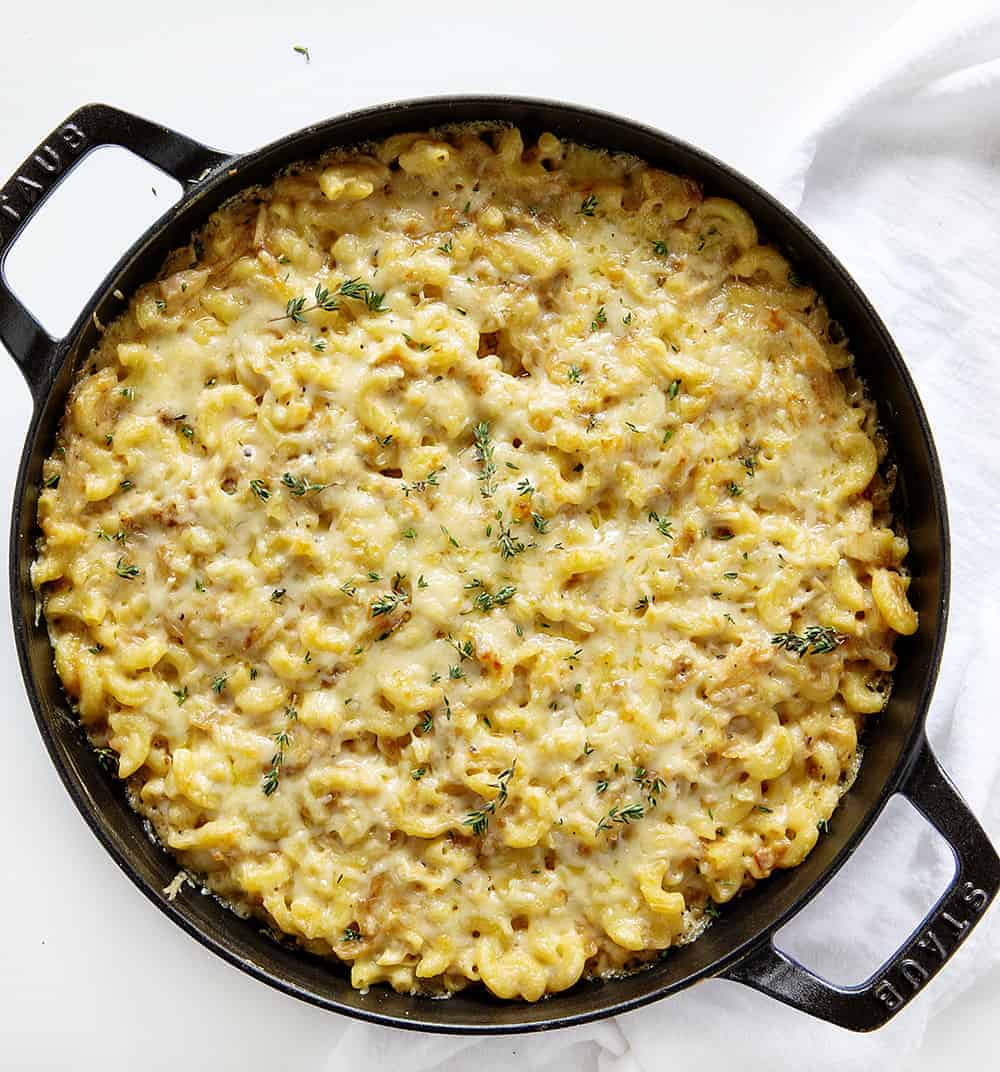 French Onion Chicken Macaroni and Cheese gives you all the flavor of your favorite french onion soup with loads of chicken and cheesy noodles to fill you up! french onion chicken macaroni and cheese, dinner recipes, iambaker, french onion, french onion macaroni and cheese, macaroni and cheese French Onion Chicken Macaroni and Cheese