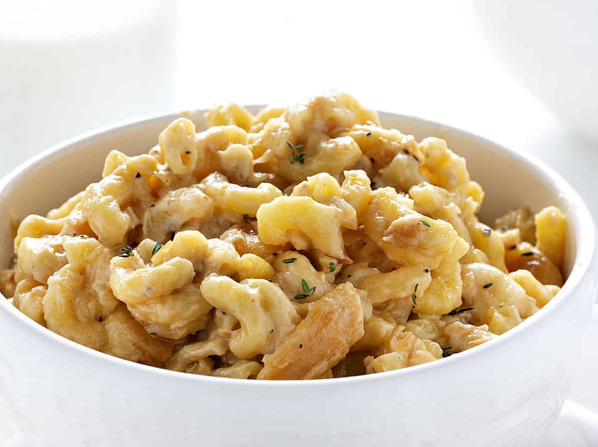 French Onion Chicken Macaroni and Cheese gives you all the flavor of your favorite french onion soup with loads of chicken and cheesy noodles to fill you up! french onion chicken macaroni and cheese, dinner recipes, iambaker, french onion, french onion macaroni and cheese, macaroni and cheese Bowl of French Onion Chicken Macaroni and Cheese