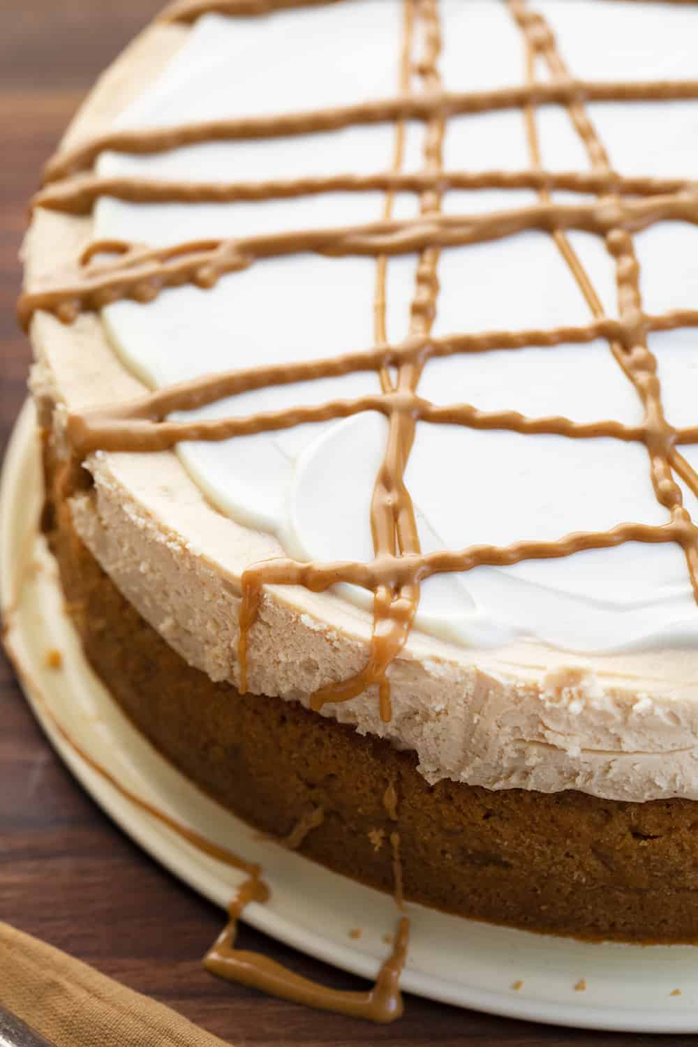 Peanut Butter Cheesecake is a smooth and creamy cheesecake made with peanut butter and a homemade peanut butter cookie crust. Peanut Butter Cheesecake, Decadent Cheesecake, Cheesecake Recipes, Peanut Butter Desserts, Dessert, Triple Peanut Butter Cheesecake, i am baker, iambaker, recipes, Christmas, New Years Eve Peanut Butter Cheesecake Drizzled with Melted Peanut Butter