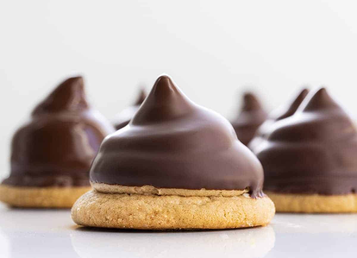 Peanut Butter Hi-Hat Cookies are homemade peanut butter cookies topped with a swirl of peanut butter frosting and dipped in melted chocolate. Hi Hat Cookies, Hi-Hat Cookies, Peanut Butter Cookies, Peanut Butter Hi-Hat Cookies, Dessert, cookies recipes, baking, frosting, peanut butter frosting, i am baker, iambaker Peanut Butter Hi Hat Cookies