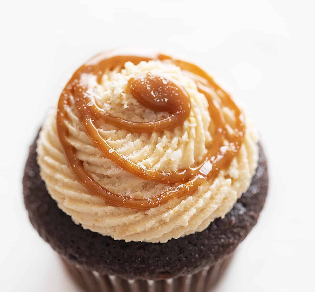 Chocolate Cupcakes with Salted Caramel Buttercream take my Ultimate Chocolate Cupcakes to a whole new salted caramel level! Chocolate Cupcakes, Salted Caramel Buttercream, caramel buttercream, how to make caramel buttercream, chocolate cupcakes, easy chocolate cupcakes, new years eve cupcakes, elegant cupcakes, salted caramel, i am baker Chocolate Cupcakes with Salted Caramel Buttercream